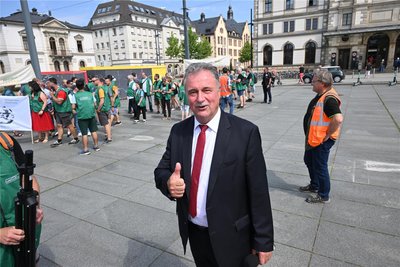 Gut gelaunt in Chemnitz: Claus Weselsky kam, um die GDL-Mitglieder bei ihrem aktuellen Streik zu unterstützen.