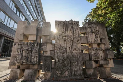 Wie geht man mit politisch aufgeladenen Kunstwerken wie den „Lobgedichten“ um?