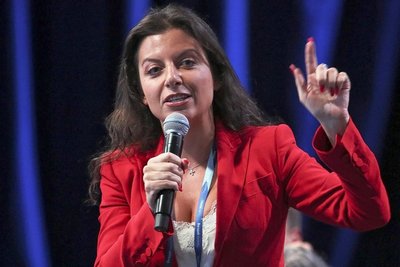 "Statt uns zu beschweren, dass wir nach noch nicht gewonnen haben, sollten wir unserem Oberbefehlshaber lieber beim Gewinnen helfen", meint RT-Chefredakteurin Margarita Simonjan. 