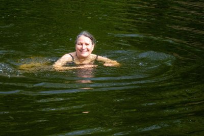 Susanne Lohse-Knaack schwimmt in Lunzenau der Zwickauer Mulde, hier war es gut 1,70 Meter tief.