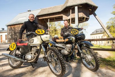 Den Hilmersdorfer Thomas Rümmler (l.) und Wolfgang Fritzsche aus Lauta vereint ein gemeinsames Hobby. Sie bauen Oldtimer-Zweiräder auf.