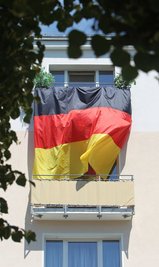 Deutschlandflagge bis zum Nachbarn? WM-Balkon-Deko ist erlaubt, solange sie niemanden verschattet oder gefährdet.