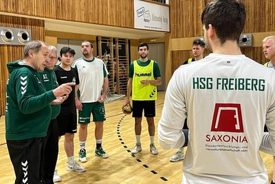 Gemeinsam zum Klassenerhalt: HSG-Cheftrainer Friedrich Zenk (l.) hat seine Männer mit einem Kurztrainingslager in Most auf die kommenden schweren Aufgaben in der Oberliga eingeschwört.