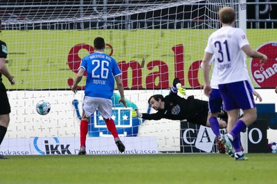 Aues Torwart Martin Männel (M) schaut dem Ball hinterher.