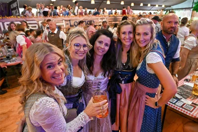 Das Chemnitzer Oktoberfest auf dem Hartmannplatz hat begonnen: mit Dirndl, Weißwurst und Maß Weißbier.