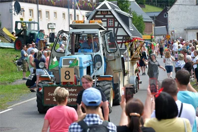 Lange vorbereitet: Der Festumzug zu 700 Jahre Dorfchemnitz entlang der Dorfstraße umfasste 40 Bilder.