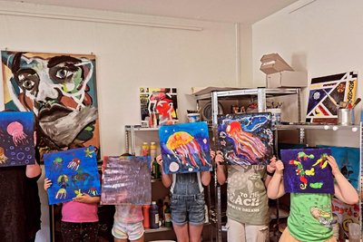 Bunt und fantasievoll geht es in den Workshops von Jacqueline Maschke zu. Das begeistert Kinder wie Erwachsene.