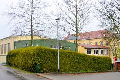 Das 1887 errichtete Schulgebäude in Altmittweida ist saniert. Turnhalle und Anbau kamen 1981 und 1990 hinzu.
