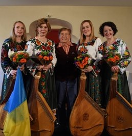 Eberhard Hertel mit dem Bandura-Quartett Goldkehlchen auf Schloss Voigtsberg. 