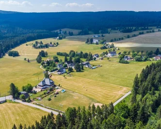 Weit verteilte Gehöfte: Aus der Luft sieht Jugel noch heute aus wie in früheren Zeiten. Doch auch ohne Ortskern war der Ort bis 1935 eine eigenständige Gemeinde mit einem eigenen Rat. 