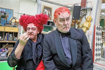 Auf der Bühne im Malsaal begeistern Frank Blees (r.) als Teufel und Karl Albert als dessen Großmutter. 