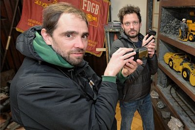 Wie sieht so ein Wismut-Stollen aus? Im Museum Uranbergbau in Bad Schlema lernten Christian Werner (l.) und Sven Stolzenwald diese Woche den Unterschied zum Altbergbau kennen und bekamen eine Vorstellung von der Schweizer-Käse-Landschaft unter dem Erzgebirge. 