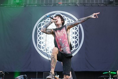 Oliver Sykes bei einem Konzert im Jahr 2010: Der Sänger von Bring Me The Horizon trägt ein Shirt seines Modelabels Drop Dead, welches in den Anfangstagen in Deutschland von der Leipziger Firma Impericon vertrieben wurde. Wie die britische Band gehört Impericon samt Look stilprägend zum Metalcore.