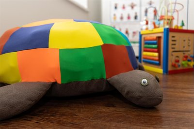 Eines ihrer Spezialgebiete: die Lernkinesiologie – insbesondere bei Kindern. Dazu gehören 26 Übungen, bei denen vor allem durch Bewegung Blockaden gelöst werden sollen.