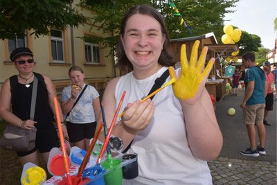 Lyra Kurtscher gehörte zu den Aktionskünstlern beim 21. Straßenfest in Flöha.