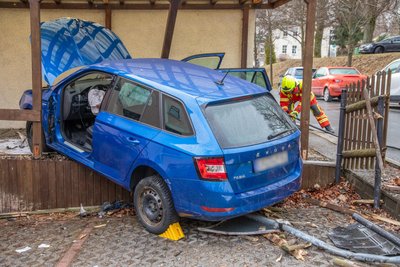 Der Skoda krachte in einen Carport. Die Fahrerin musste aus dem Auto befreit werden.