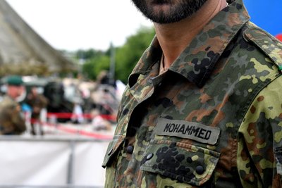 Ein Bundeswehrsoldat steht vor der Wettiner-Kaserne in Frankenberg.