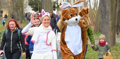 Das Osterfest präsentierte sich diesmal mit viel Sonnenschein - das nutzten die Netzschkauer aus. In Massen strömten sie zur Ostereiersuche rund ums Schloss aus, inklusive "echten" Osterhasen. 