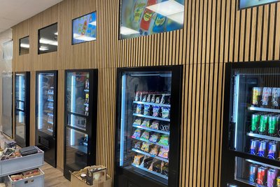 Snacks rund um die Uhr gibt es in Automaten-Läden.