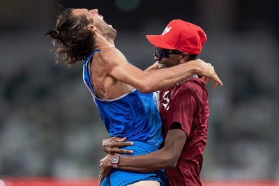 Der goldene Moment. Gianmarco Tamberi (links) springt Mutaz Essa Barshim überglücklich in die Arme. 