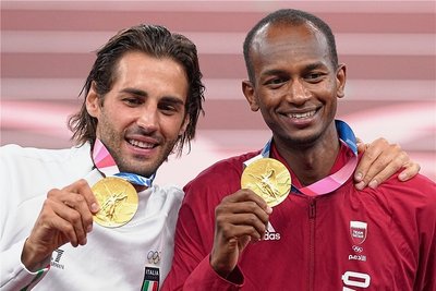 Mutaz Essa Barshim (rechts) und Gianmarco Tamberi strahlen bei der Siegerehrung. 