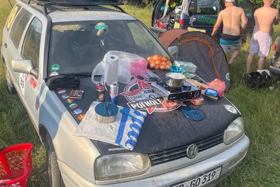 Man achte auf die Details: Nicht nur am über 20 Jahre alten Auto muss während der Rallye improvisiert werden. Auch beim Abendbrot im Freien leistet Auto Egon gute Dienste.