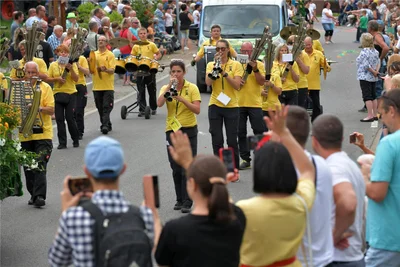 Ein Bild beim Festumzug in Dorfchemnitz hieß „De Schal (l) is aus’n Arzgebirg“.