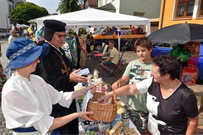 Sogar Familie des Reformators Luther war beim 21. Straßenfest in Flöha dabei: Cindy Weiß und Reinhard Jurke von der Gemeinde der Adventisten Flöha schlüpften in die Robe und boten vegetarisches Zwiebelbrot und geistliche Texte als Seelengut an.