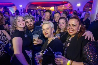 Volles Haus bei Gestört aber Geil am Samstagabend im Freiberger Tivoli. Die Stimmung war ausgelassen.