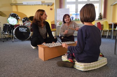 Dr. Silvia Meißner (links) und Petra Riemann bieten Musiktherapie an der neuen Station für Pädiatrische Psychosomatik an.