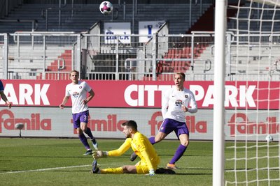 Kiels Torwart Ioannis Gelios (M) pariert einen Ball von Aues Florian Krüger (r). 
