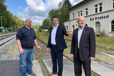 Torsten Schnurre mit Thomas Hennig (Mitte) und Andreas Heinz (rechts) 2024 am Bahnhof.