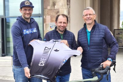 Torsten Köpnick, Andreas Grundman und Alexander Kunert (v. r. ) gehören zum Organisationsteam des Fichtelberg-Radmarathons.