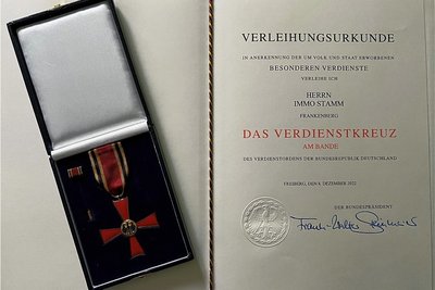 Der Frankenberger Immo Stamm erhielt dieses Bundesverdienstkreuz und eine Urkunde. 