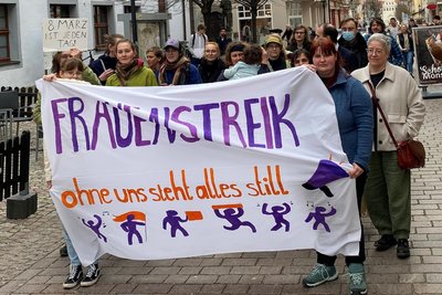 Eine Demo „Frauenstreik – ohne uns steht alles still“ fand am Montag in Freiberg statt.