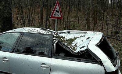 Dieses Auto wurde von einer Fichte getroffen. Der Fahrer hatte das Fahrzeug verlassen und sich in Sicherheit gebracht.