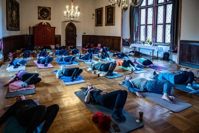 „Yoga meets Piano“ auf Burg Kriebstein ist beliebt, am Freitagnachmittag tauchten 20 Begeisterte in Entspannung und Philosophie ein.