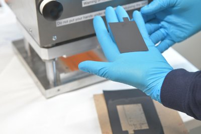 Die Katode der Alpobat-Speicher besteht aus Graphit; sie werden aus dem Material ausgestanzt.