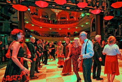 Die Quadrille ist stets ein Highlight. Vor dem Ball werden in der Tanzschule Swing kostenlose Kurse (Telefon 0170 3507366) angeboten. Schnupperkurse für Tango-Freunde (Telefon 01520 2426429) gibt es im Tanzstudio Funkhaus Vogtland Radio.