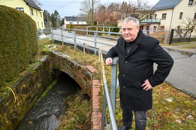 Die Brücke an der Unteren Hauptstraße in Mühlau ist marode. Bürgermeister Frank Rüger will sie erneuern.