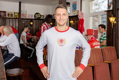 FSV-Zwickau-Torhüter Lucas Hiemann ist fürs Foto schon mal ins Sondertrikot zum Europapokal-Jubiläum geschlüpft.