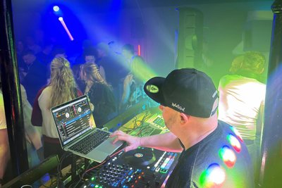 Die originalen DJs aus dem „Marx“, Engel B. und DJ Match, legten die Kulthits von einst auf.