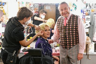 In der Maske im Mittelsächsischen Theater Freiberg wird Julia Klawonn - im Bild mit ihrem Ehemann Andreas Pannach - für die Rolle der Pauline Kloppstock, die Mutter in "Klaus im Schrank", gerade von Lisa Reike eine Perücke aufgesetzt. Julia Klawonn war am Freiberger Theater zuletzt in Ibsens "Stützen der Gesellschaft" und in der Wiederaufnahme "Frau Müller muss weg" im ersten Halbjahr 2014 zu erleben. 