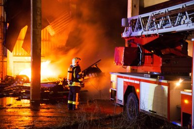 Die Löscharbeiten in der Lagerhalle in Johanngeorgenstadt gestalteten sich jedoch als schwierig, da es während des Einsatzes zu einem explosionsartigen Feuerwerk kam.