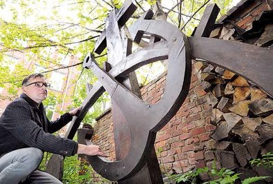 Jan Kummer mit der Skulptur "Seemannsgrab". Sie steht inzwischen in Hamburg.