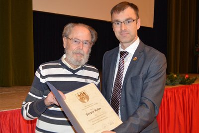 Frankenbergs Bürgermeister Oliver Gerstner (r.) überreicht Jürgen Rehm Urkunde und Ehrenmedaille in Silber der Stadt.