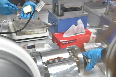 Als Elektrolyt dient ein gelb-braunes Polymer, das erwärmt und auf dünne Aluminiumstreifen gewalzt wird.