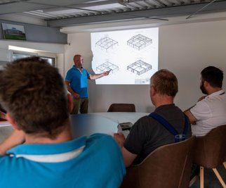 Auch die Mitarbeiter des Peniger Metallbauunternehmens LAB Leuteritz müssen bei ihren Besprechungen aktueller und künftiger Bauprojekte wegen Preissteigerungen und Lieferengpässen ständig neu entscheiden. 