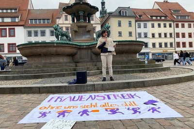 Naïma Bouzoubaa vom Verein Freiberger Agenda verwies auf ein 2025 gegründetes Netzwerk „Von Frauen für Frauen“.