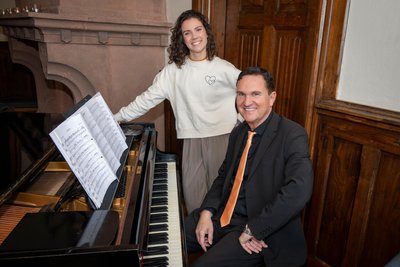 Yogalehrerin Lara und Pianist Nico Tippelt gestalten den Abend „Yoga meets Piano“.